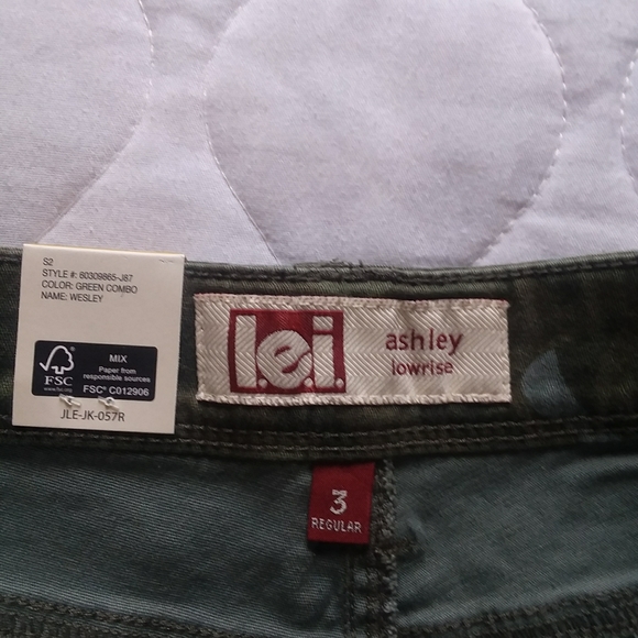 NWT LEI Ashley Low Rise Camo Denim Shorts - Picture 3 of 3